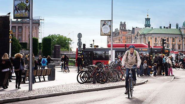 EQUILÍBRIO – Ciclista na terceira idade passeia pela região central da capital sueca: a carga tributária é elevada, mas os benefícios são compensadores