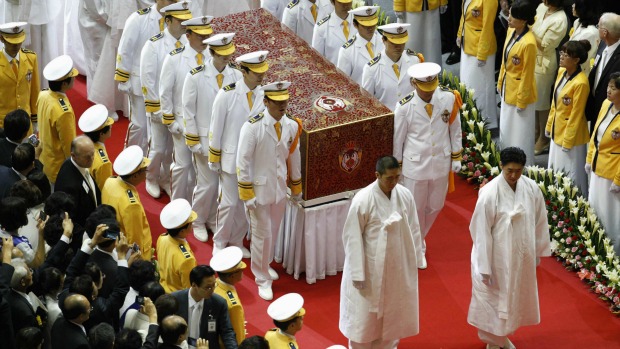 Fiéis da Igreja da Unificação lotaram o templo da seita na Coreia do Sul em funeral e enterro de reverendo Moon