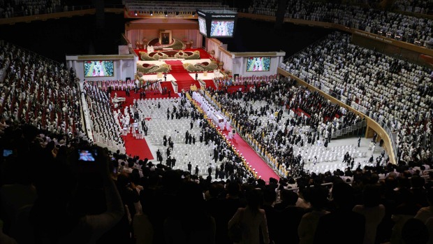 Fiéis da Igreja da Unificação lotaram o templo da seita na Coreia do Sul em funeral e enterro de reverendo Moon