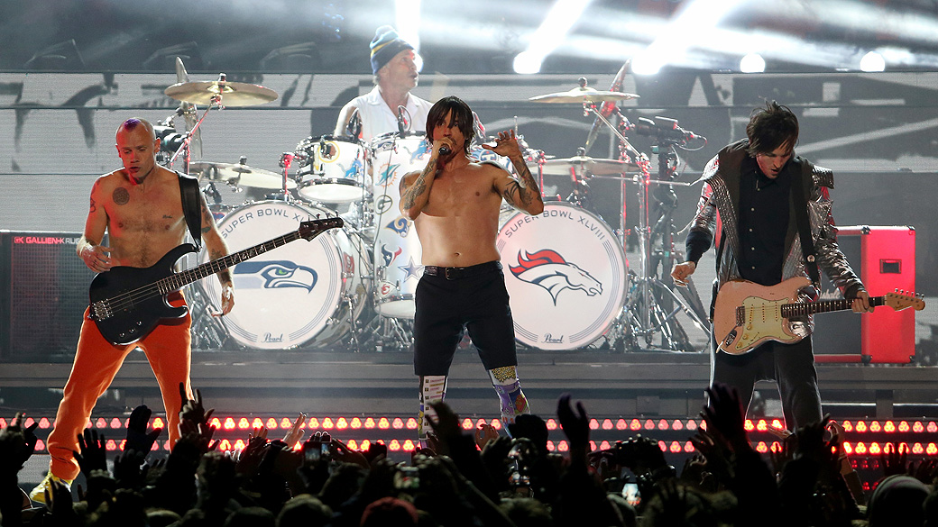 Red Hot Chili Peppers durante o show do intervalo do Super Bowl entre Denver Broncos e Seattle Seahawks