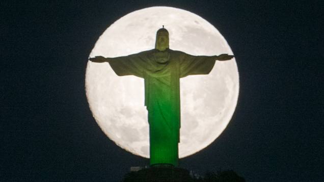 <p>Cristo Redentor durante o fenômeno superlua, no Rio de Janeiro</p>
