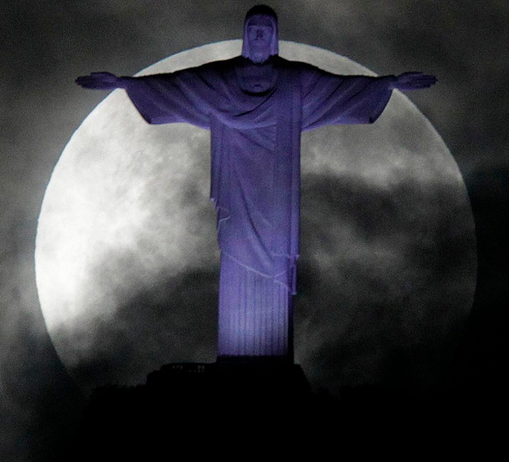 A 'super Lua' e o Cristo Redentor, no Rio de Janeiro, na madrugada deste domingo