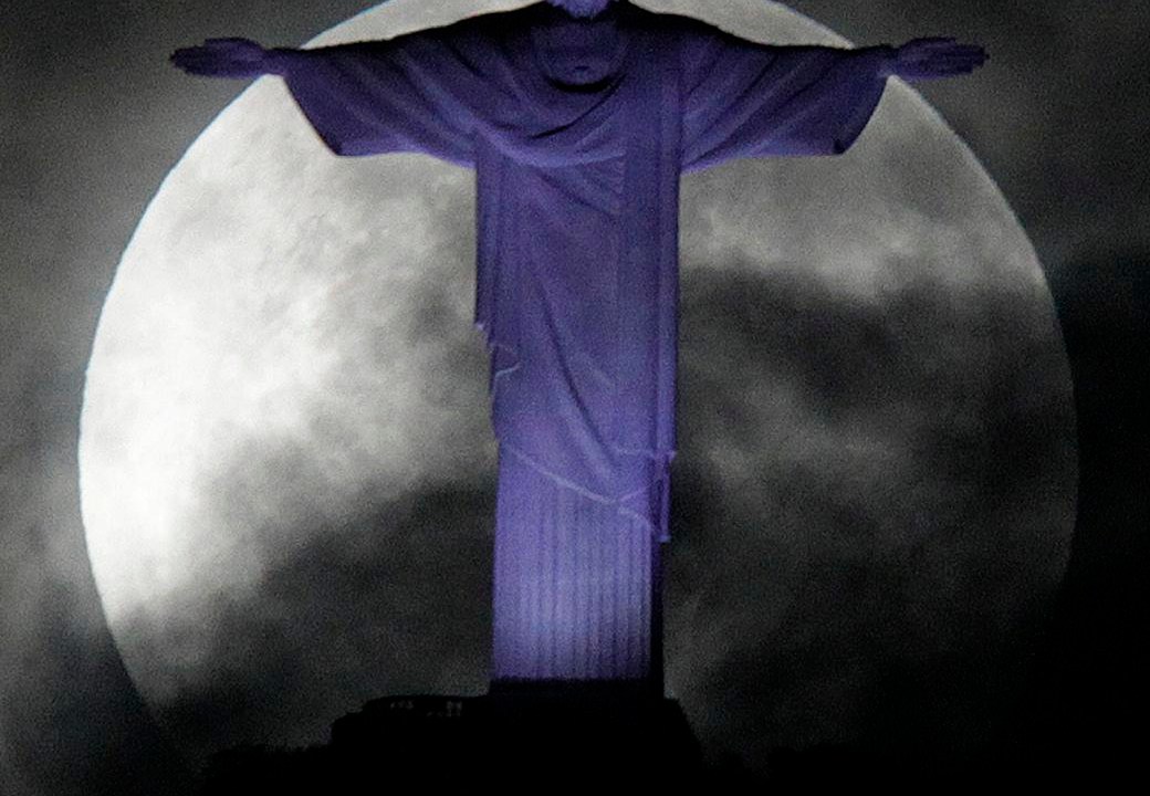 A 'super Lua' e o Cristo Redentor, no Rio de Janeiro, na madrugada deste domingo