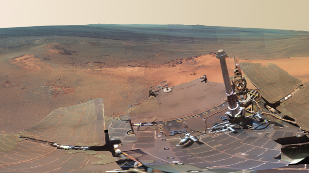 <p>Estruturas cobertas de poeira após oito anos de missões do Opportunity em Marte</p>