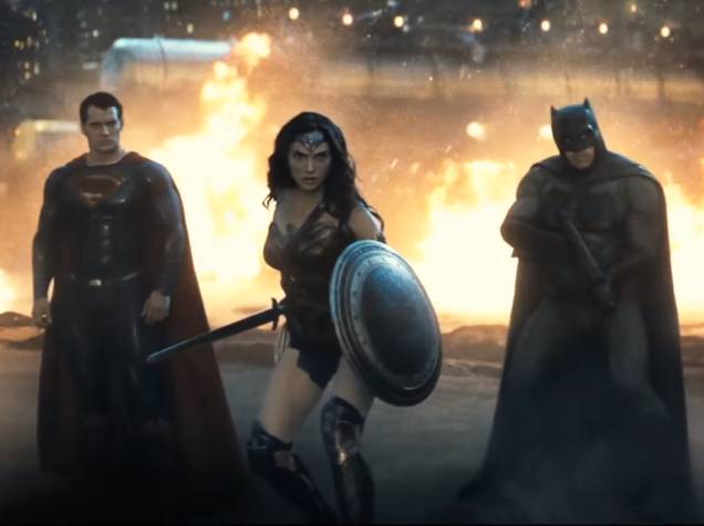 Superman (Henry Cavill), Mulher-Maravilha (Gal Gadot) e Batman (Ben Affleck) no filme Batman vs Superman: A Origem da Justiça