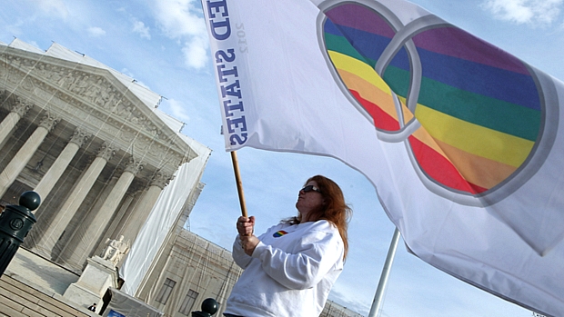 Manifestante segura bandeira em apoio ao casamento gay em frente à Suprema Corte, em Washington