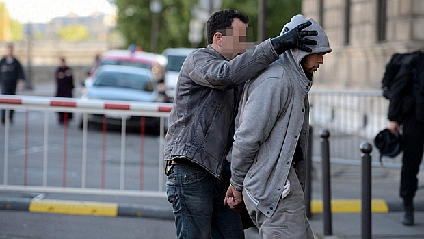 Suspeito do ataque a soldado é levado por policial perto de Paris