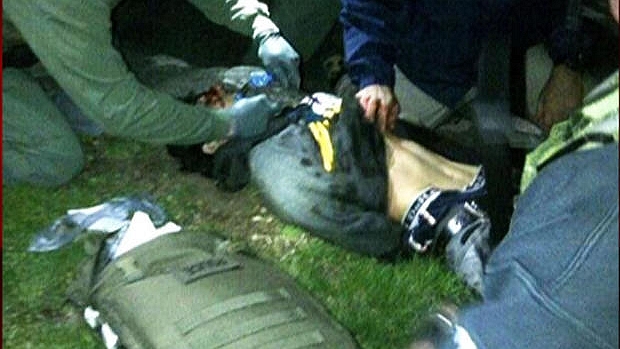 Imagem da rede americana CBS News mostra Dzhokhar Tsarnaev recebendo os primeiros socorros após ser detido pela polícia de Boston