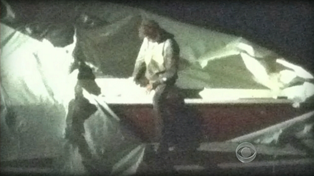 Imagem da CBW News mostra Dzhokhar Tsarnaev no barco em que estava escondido