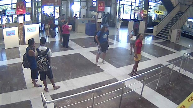 Imagem de câmera de vigilância mostra suspeito terrorista, de camisa azul e bermuda xadrez