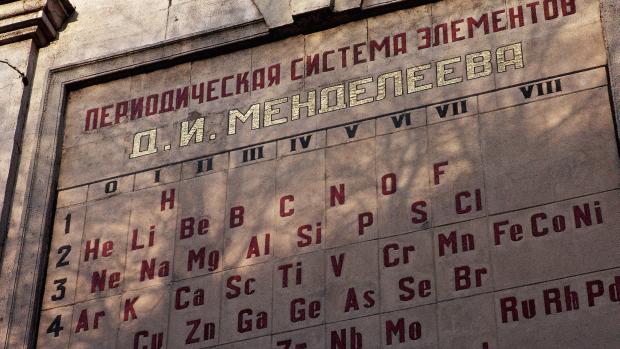 Tabela periódica de Mendeleiev na parede de uma escola técnica de São Petersburgo, na Rússia