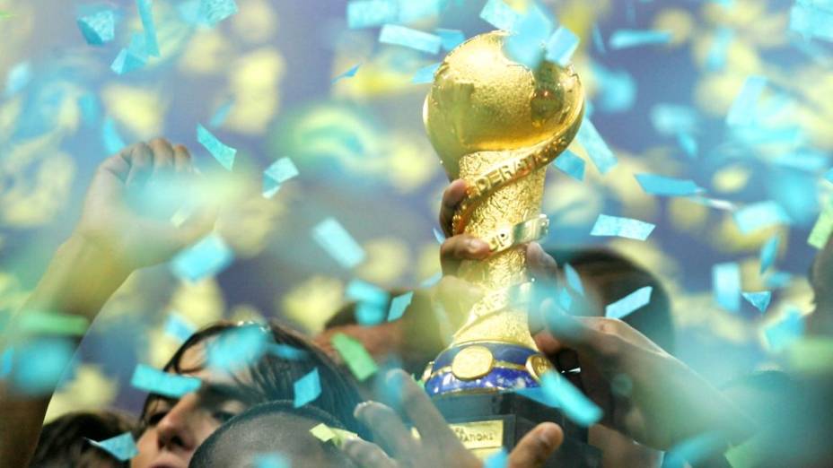 O Brasil levanta a taça na Copa das Confederações de 2005: tricampeão do torneio