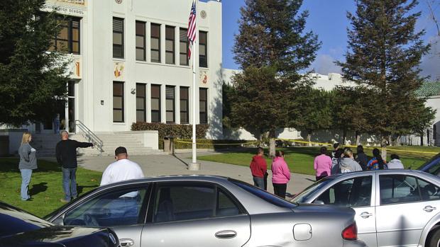 Fachada de escola de Ensino Médio em Taft, Califórnia, onde houve atentado