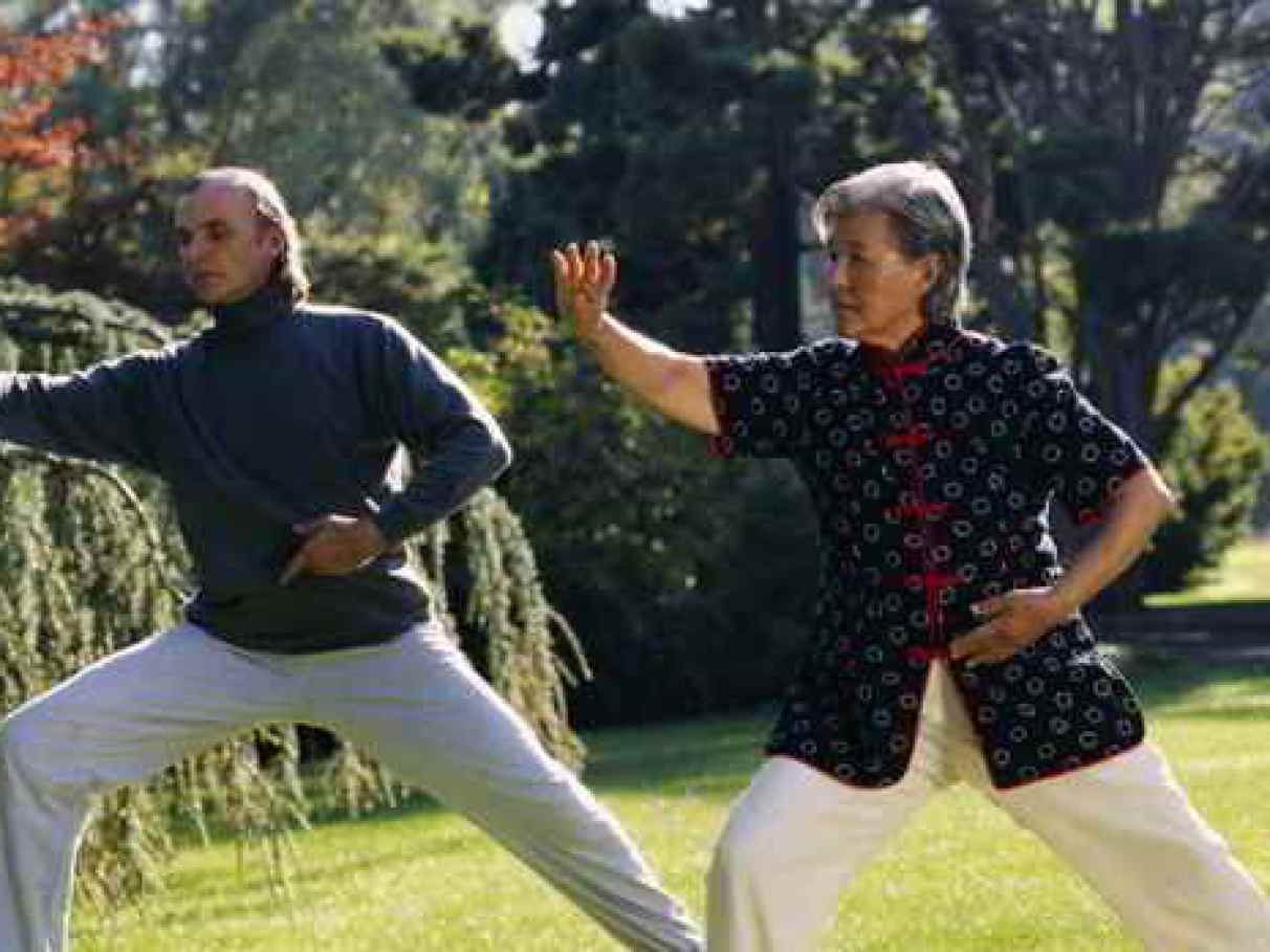 Leveza do tai chi combate rigidez do Parkinson, atesta estudo chinês