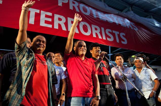 Após semanas de tensão e violência, integrantes do grupo camisas vermelhas comemoram a decisão do governo de antecipar as eleições legislativas para o dia 14 de novembro.