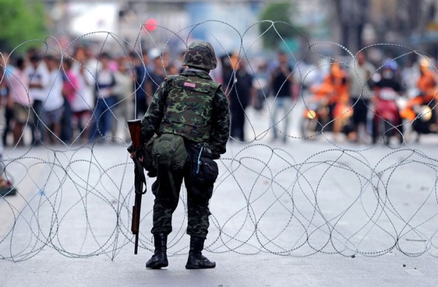 Soldados erguem barreiras de arame farpado após os conflitos com os oposicionistas, em Bangcoc.