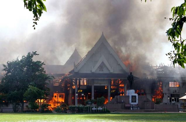 Construção incendiada pelos rebeldes na província de Ubon Ratchathani.