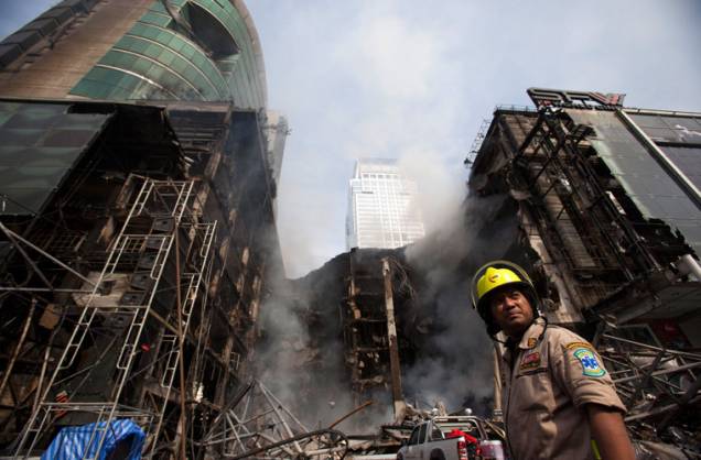 Situado no centro de Bangcoc, o maior shopping da Tailândia foi incendiado pelos camisas vermelhas.