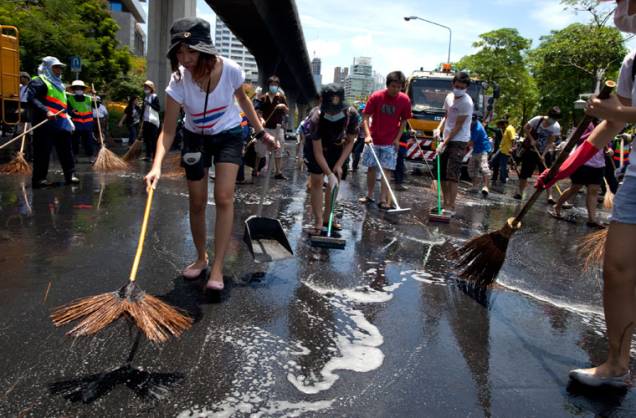 Centenas de morados de Bangcoc participaram do Dia da Limpeza, lavando as ruas com água e sabão, neste domingo.
