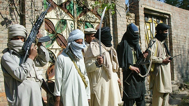 Imagem de 2007 mostra militantes do Talibã no Paquistão