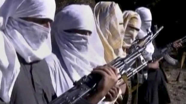 Militantes talibãs são treinados em Ladda, localizada em uma região tribal