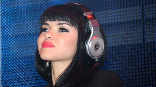 A DJ Tamara Sky com o fone Monster Beats de Dr. Dre em Las Vegas