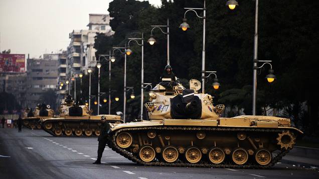 Tanques do exército egípcio estão posicionados, nas proximidades do palácio presidencial, no Cairo