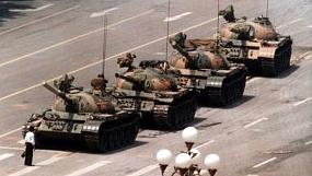 Fila de tanques nos protestos na Praça da Paz Celestial e o manifestante anônimo