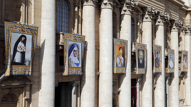 Tapeçarias na praça São Pedro representam sete novos santos canonizados neste domingo pelo papa Bento XVI