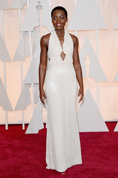 A atriz Lupita Nyongo no tapete vermelho do Oscar 2015