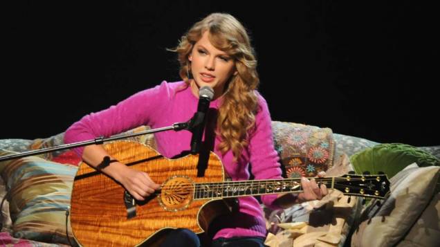 Taylor Swift em performance na 45ª edição do CMA Awards, nos Estados Unidos, em 2011