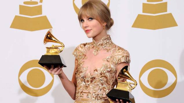 Taylor Swift com os prêmios que ganhou durante o Grammy Awards 2012, nos Estados Unidos