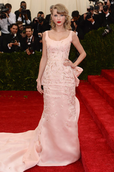 Taylor Swift desfila longo rosa da grife Oscar de la Renta no baile do MET 2014