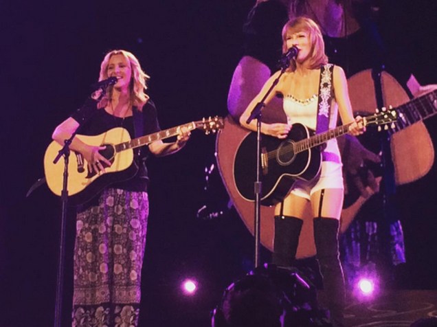 Taylor Swift e Lisa Kudrow cantam juntas em show, em Los Angeles