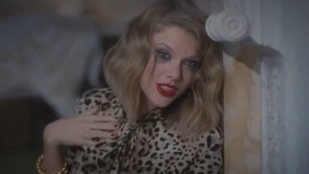 Taylor Swift encarna a namorada ciumenta no clipe de ‘Blank Space’, do álbum ‘1989’