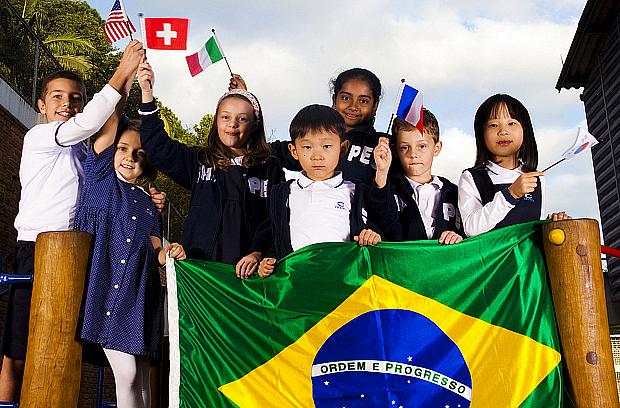 Crianças da Chapel School, de São Paulo, que reúne 700 alunos de 30 nacionalidades