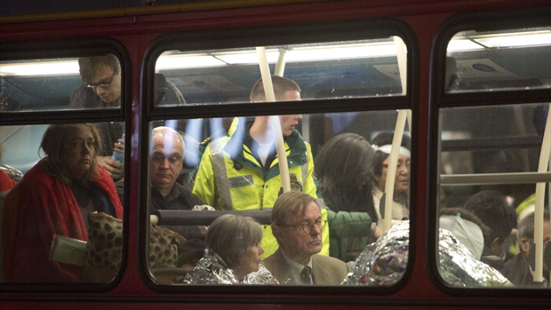 Pessoas recebem atendimento médico em um ônibus após desabamento de parte do teto do Teatro Apollo, em Londres
