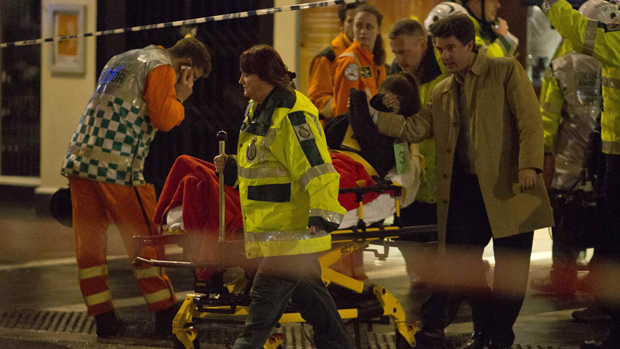 Pessoas recebem atendimento médico após desabamento de parte do teto do Teatro Apollo, em Londres