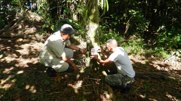 <p>Técnicos instalando uma câmera na região do Vulcão Barva, Costa Rica</p>