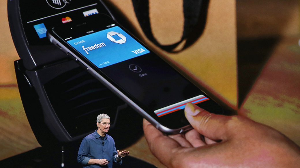 Tim Cook, CEO da Apple, explica funcionamento do Apple Pay durante o lançamento do iPhone 6 e 6 Plus