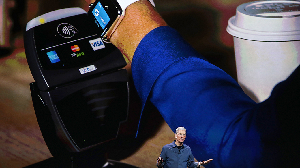 Tim Cook explica o funcionamento do Apple Pay durante o lançamento do iPhone 6, em setembro