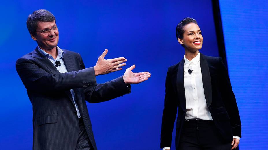 Presidente Thorsten Heins apresenta cantora e compositora Alicia Keys como diretora criativa global durante o lançamento do Blackberry RIM 10, em Nova York