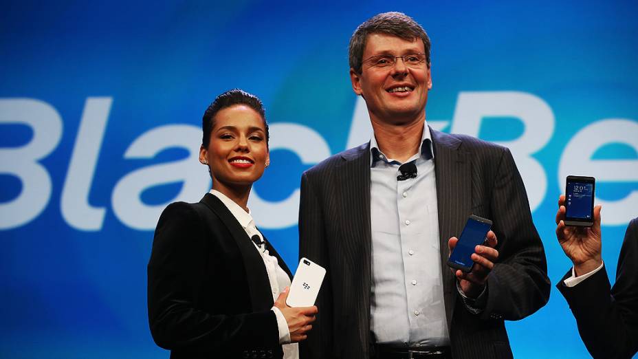 Presidente Thorsten Heins apresenta cantora e compositora Alicia Keys como diretora criativa global durante o lançamento do Blackberry RIM 10, em Nova York