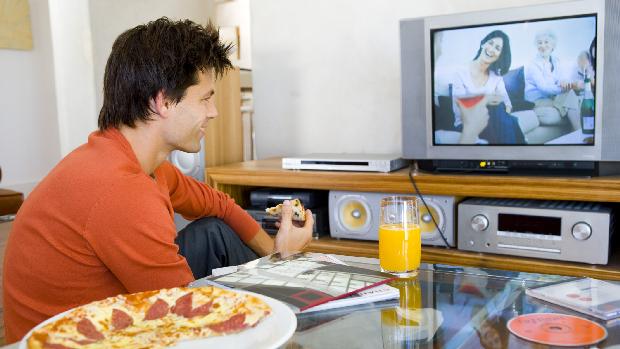 Hábito de passar horas em frente à televisão pode levar ao sedentarismo e à má alimentação