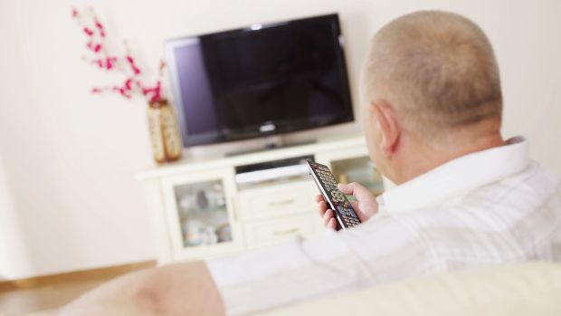 Homem vendo televisão