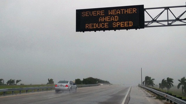 Mensagem alerta motoristas sobre más condições climáticas em Miami em função da tempestade tropical Isaac
