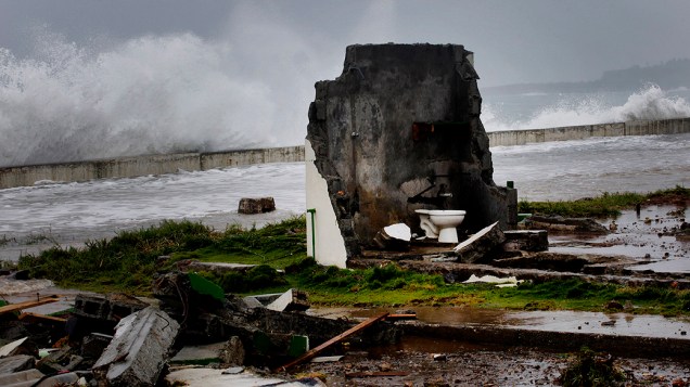 Casa é destruída na passagem do furacão Isaac por Baracoa, em Cuba