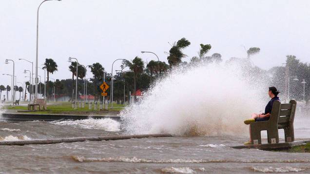 Onda quebra na margem do lago Pontchartrain, em Nova Orleans. Tempestade tropical Isaac a ponto de virar furacão