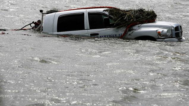 Uma caminhonete submersa aparece ao longo da estrada 23, depois da passagem do furacão Isaac em Plaquemines Parish, Louisiana