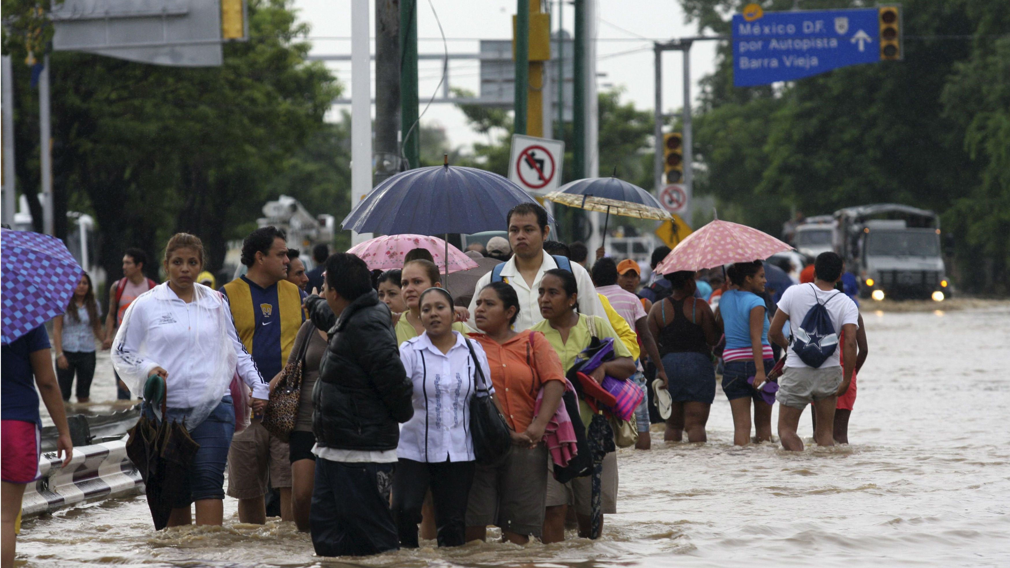 Tempestades deixaram um rastro de destruição na cidade turística de Acapulco, no México